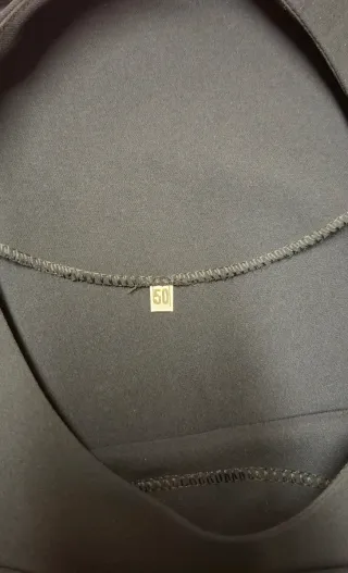 Gilet nero con cintura catena oro