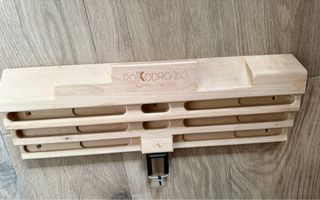 Handboard. Tabla de entrenamiento de escalada.