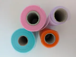 Rotoli di tulle colorati