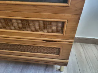 Cómoda de madera y mimbre. Son dos módulos.