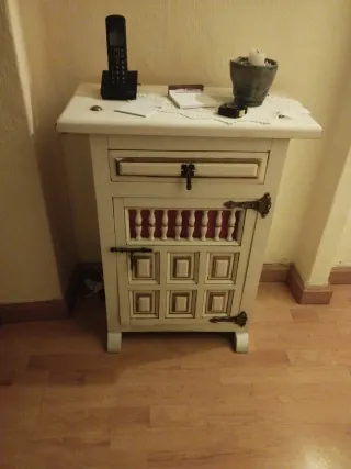 Mueble auxiliar blanco y dorado