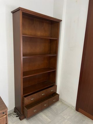 Estantería de madera con cajones