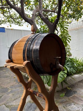 Barril de vino de madera con grifo