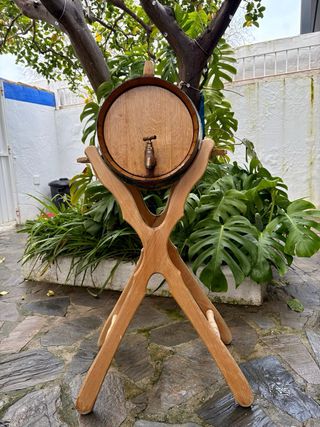 Barril de vino de madera con grifo