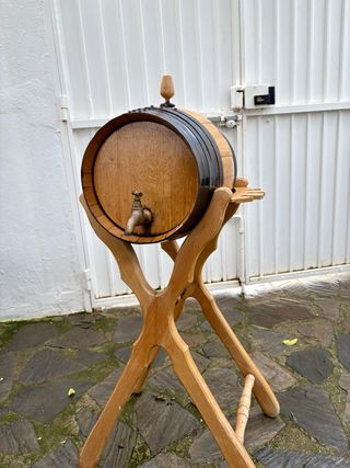 Barril de vino de madera con grifo