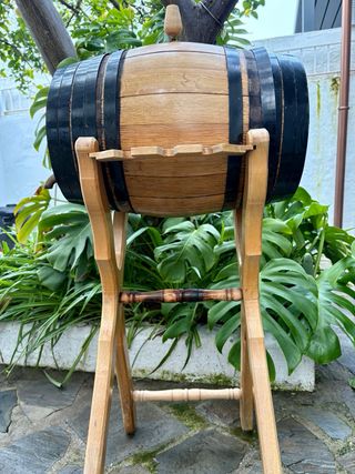 Barril de vino de madera con grifo