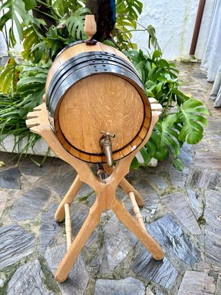 Barril de vino de madera con grifo