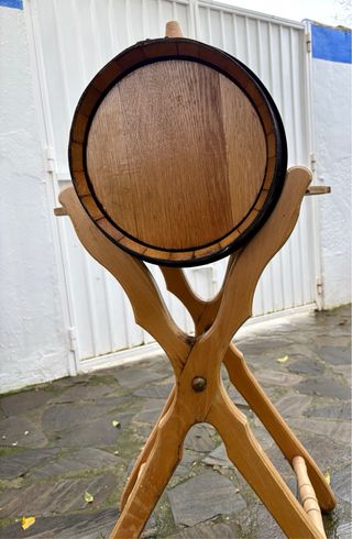 Barril de vino de madera con grifo