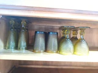 Copas y vasos de cristal dorado