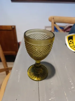 Copas y vasos de cristal dorado