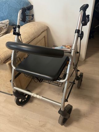 Andador adulto de 4 ruedas con frenos