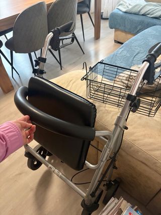 Andador adulto de 4 ruedas con frenos