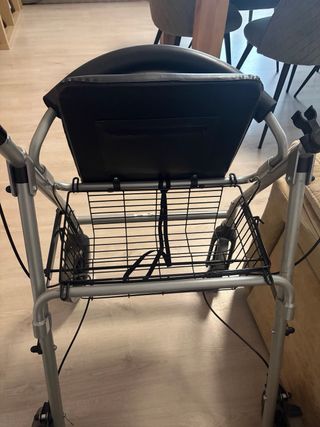 Andador adulto de 4 ruedas con frenos