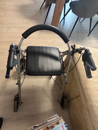Andador adulto de 4 ruedas con frenos