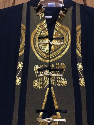 Vestido estilo asiático negro y dorado