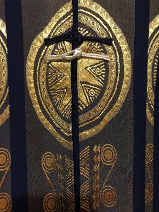 Vestido estilo asiático negro y dorado