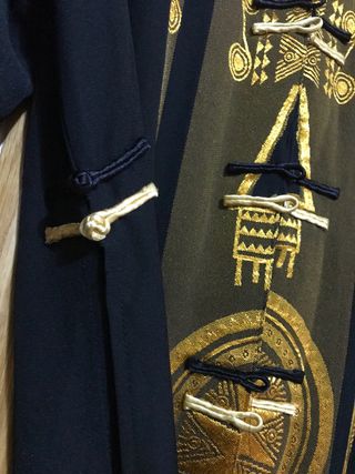 Vestido estilo asiático negro y dorado