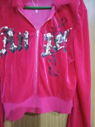 Sudadera rosa con capucha y pelo