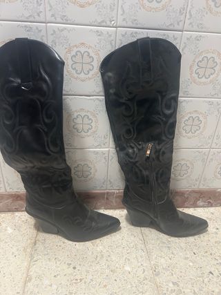 Botas altas negras de cuero