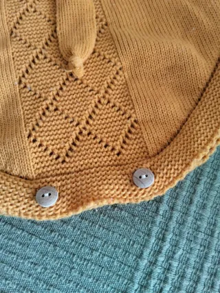 Conjunto tejido bebé mostaza con capota