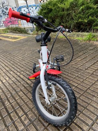 Bicicleta infantil con ruedines