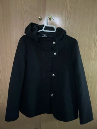 Abrigo negro con capucha Zara