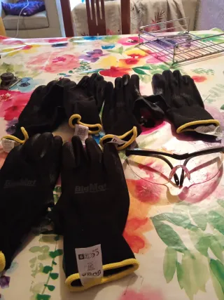 Gafas seguridad y 3 pares guantes