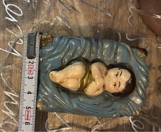 Niño Jesús en pesebre azul