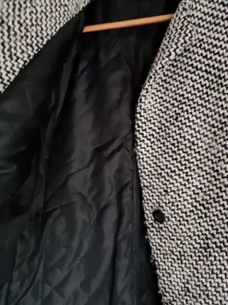 Abrigo mujer estampado blanco y negro