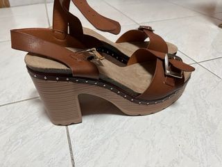 Sandalias de tacón marrones