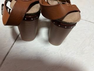 Sandalias de tacón marrones