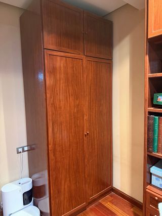 Armario y estanteria de madera de calidad
