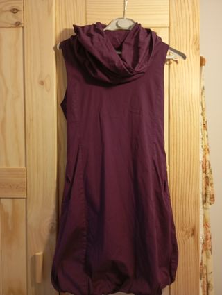 Vestido corto morado sin mangas.Marca zergatik