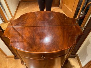 Mueble de entrada clásico de madera y cristal