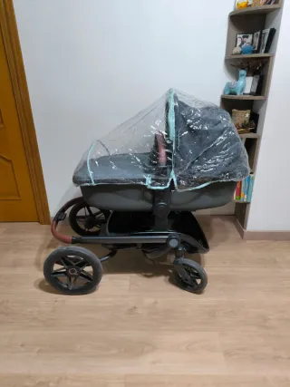 Carro de bebé con funda impermeable