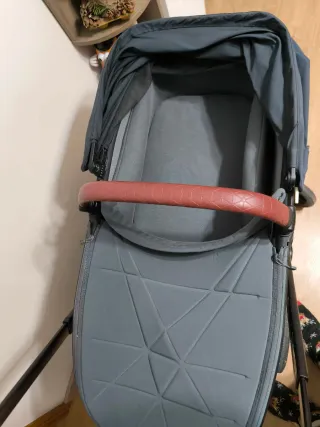 Carro de bebé con funda impermeable