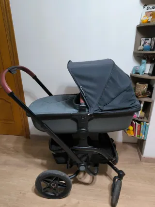 Carro de bebé con funda impermeable