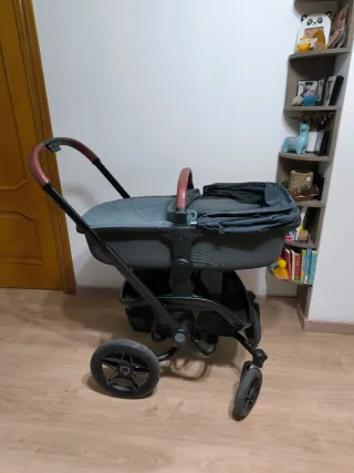 Carro de bebé con funda impermeable