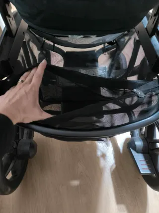 Carro de bebé con funda impermeable