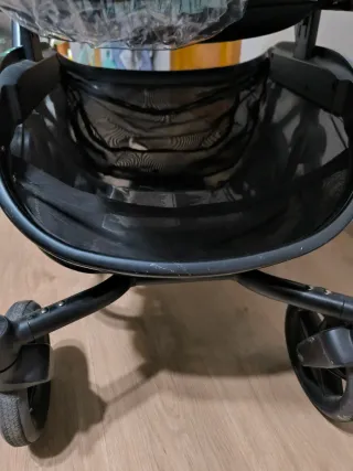 Carro de bebé con funda impermeable