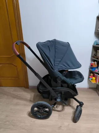 Carro de bebé con funda impermeable