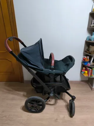 Carro de bebé con funda impermeable