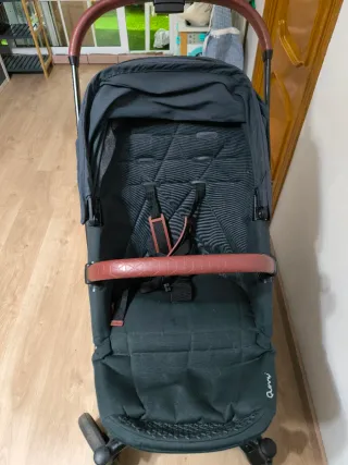 Carro de bebé con funda impermeable