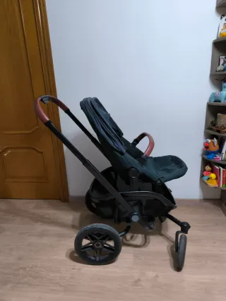 Carro de bebé con funda impermeable