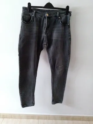 Pantalones vaqueros grises desgastados