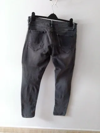 Pantalones vaqueros grises desgastados