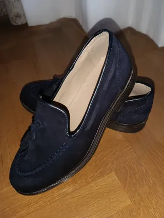 Mocasines ante azul