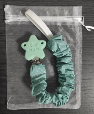 Babero y chupetero de elefantes