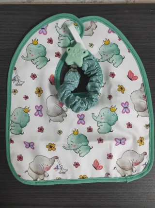 Babero y chupetero de elefantes