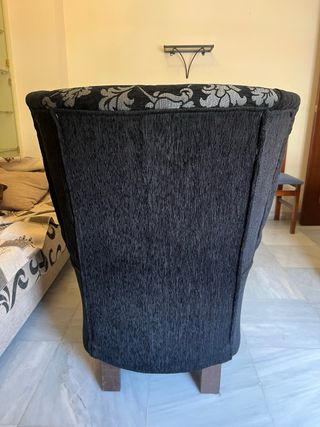 Butaca acolchada floral negra y plateada